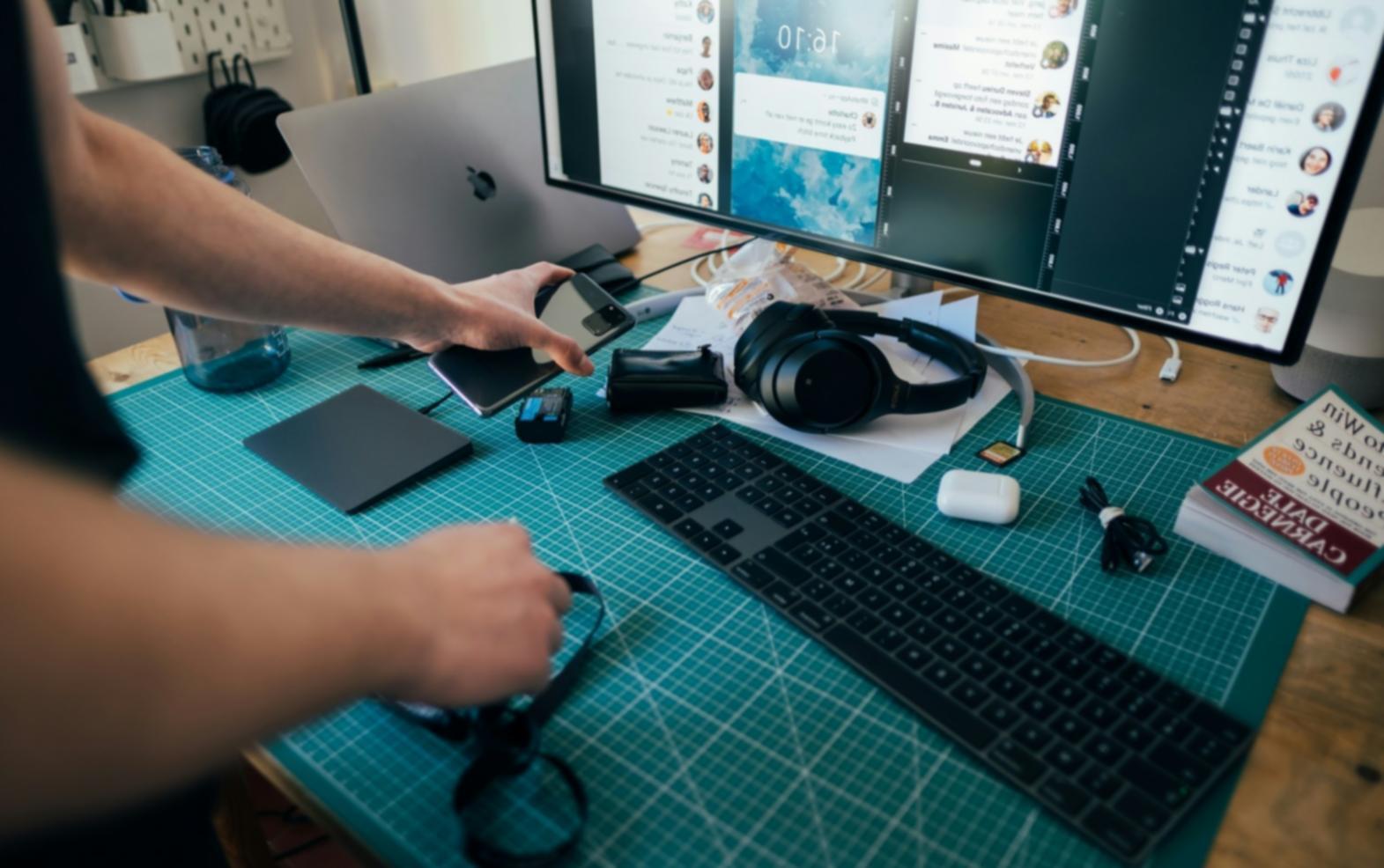 Teilnehmer bei einem Online-Seminar zur Cybersicherheit